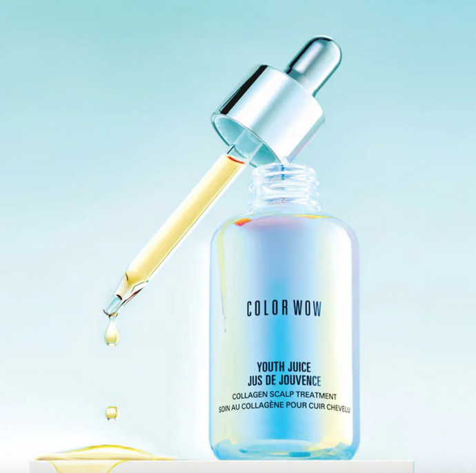 Přípravek pro péči o pokožku hlavy Color Wow Youth Juice je určený speciálně pro osoby s řídkými a křehkými vlasy, které jsou náchylné k vypadávání. Dlouhodobě posiluje texturu a zlepšuje vzhled vlasů. 1380 Kč
