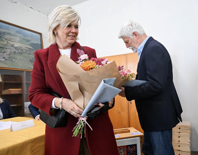 Dominantním prvkem ležérního outfitu, který oblékla Eva Pavlová u příležitosti voleb do parlamentu, je výrazný vlněný kabát. Nechyběla ani kožená cross body kabelka, která se k neformální příležitosti hodí.

