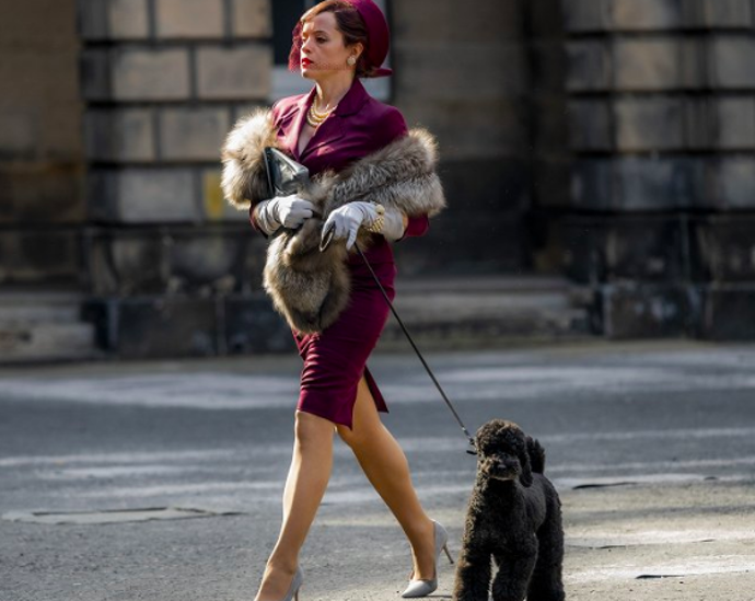 Záběry z britské minisérie Skandál po britsku, kde Margaret Campbell, vévodkyni z Argyllu ztvárnila Claire Foy
