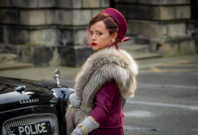 Záběry z britské minisérie Skandál po britsku, kde Margaret Campbell, vévodkyni z Argyllu ztvárnila Claire Foy
