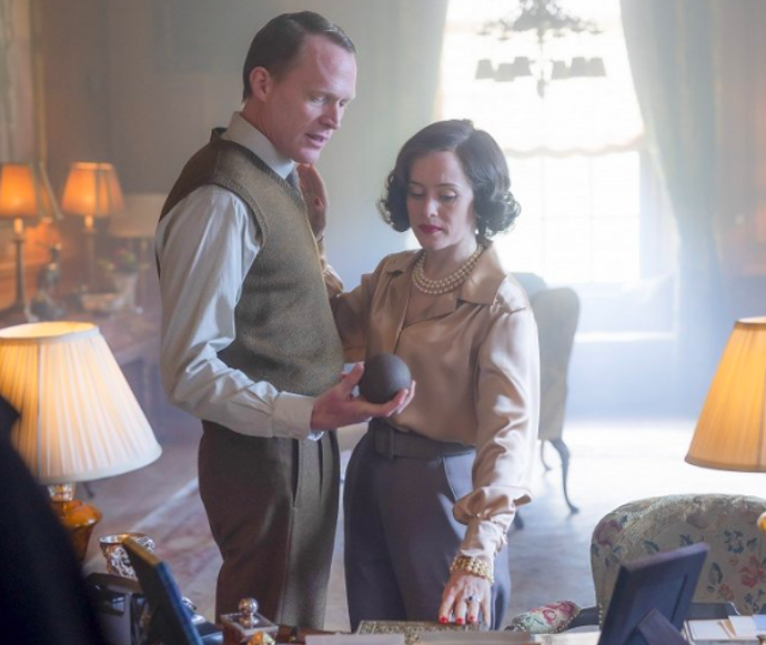 Záběry z britské minisérie Skandál po britsku, kde Margaret Campbell, vévodkyni z Argyllu ztvárnila Claire Foy
