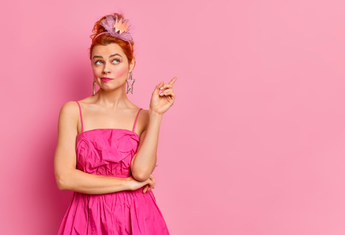 Baby pink se stala barvou, která si letos na podzim získává mimořádnou pozornost. Na první pohled působí jemně a něžně, ale dokáže být překvapivě výrazná a moderní. 
