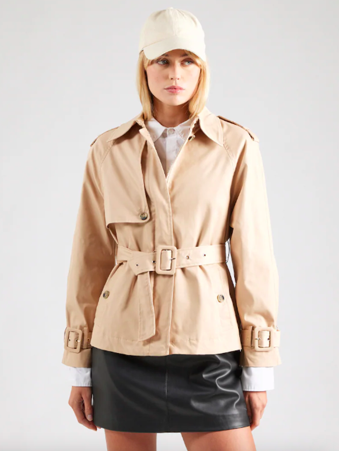 GUESS Přechodná bunda 4249 Kč
