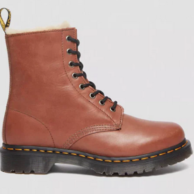 Dámské hnědé kotníkové boty Dr. Martens 1460 Serena, 4392 Kč
