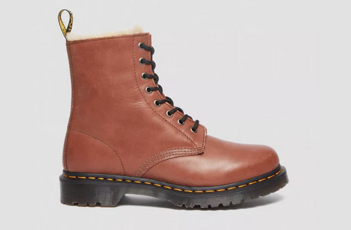Dámské hnědé kotníkové boty Dr. Martens 1460 Serena, 4392 Kč
Dámské hnědé kotníkové boty Dr. Martens 1460 Serena, 4392 Kč