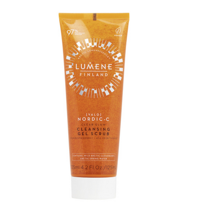Pleťový peeling Lumene Clear Glow Cleansing Gel Scrub s dvojím účinkem – jemně čistí a exfoliuje pleť s pomocí biodegradabilních kuliček a zároveň ji okamžitě rozjasňuje díky obsahu divoké morušky arktické s vitamínem C. 490 Kč
Pleťový peeling Lumene Clear Glow Cleansing Gel Scrub s dvojím účinkem – jemně čistí a exfoliuje pleť s pomocí biodegradabilních kuliček a zároveň ji okamžitě rozjasňuje díky obsahu divoké morušky arktické s vitamínem C. 490 Kč