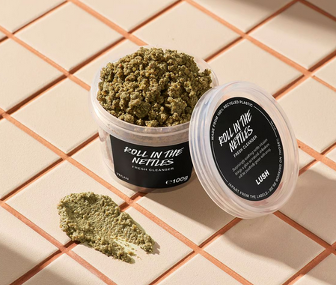 Roll In The Nettles obsahuje kopřivu a kaolinovou hlínu pro čištění pleti, mandlové mléko pro exfoliaci a glycerin pro zvlhčení. Je navržen tak, aby odstraňoval nečistoty a nadbytečný olej, zklidňoval pokožku a dodával jí zářivost, bez narušení její přirozené bariéry, 370 Kč
Roll In The Nettles obsahuje kopřivu a kaolinovou hlínu pro čištění pleti, mandlové mléko pro exfoliaci a glycerin pro zvlhčení. Je navržen tak, aby odstraňoval nečistoty a nadbytečný olej, zklidňoval pokožku a dodával jí zářivost, bez narušení její přirozené bariéry, 370 Kč