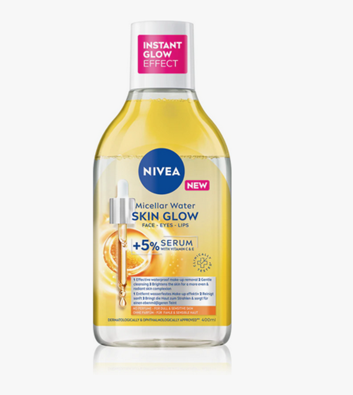 Micelární voda Skin Glow pomocí pár tahů zbaví vaši pokožku všech nečistot i voděodolného make-upu. Tato dvoufázová micelární voda ale není jen o čištění. Celkově pleť ihned po použití hydratuje a rozzáří. Obsahuje totiž 5 % aktivního séra, které spolu se speciálním komplexem aminokyselin, vitaminem C a E pleť rozjasní a dodá ji potřebnou energii. 255 Kč
Micelární voda Skin Glow pomocí pár tahů zbaví vaši pokožku všech nečistot i voděodolného make-upu. Tato dvoufázová micelární voda ale není jen o čištění. Celkově pleť ihned po použití hydratuje a rozzáří. Obsahuje totiž 5 % aktivního séra, které spolu se speciálním komplexem aminokyselin, vitaminem C a E pleť rozjasní a dodá ji potřebnou energii. 255 Kč