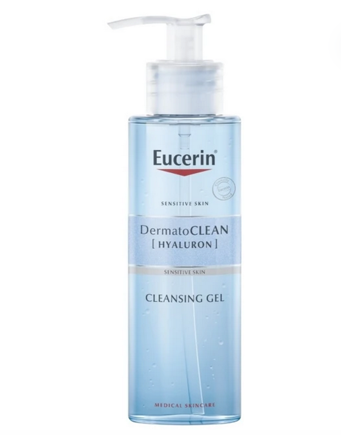 Čisticí pleťový gel z řady Eucerin DermatoCLEAN [HYALURON] je ideální volbou pro každodenní péči o normální až smíšenou pleť. Díky obsahu kyseliny hyaluronové a glukoglycerolu účinně odstraňuje nečistoty i make-up, aniž by narušil přirozenou hydrataci pokožky. 359 Kč
