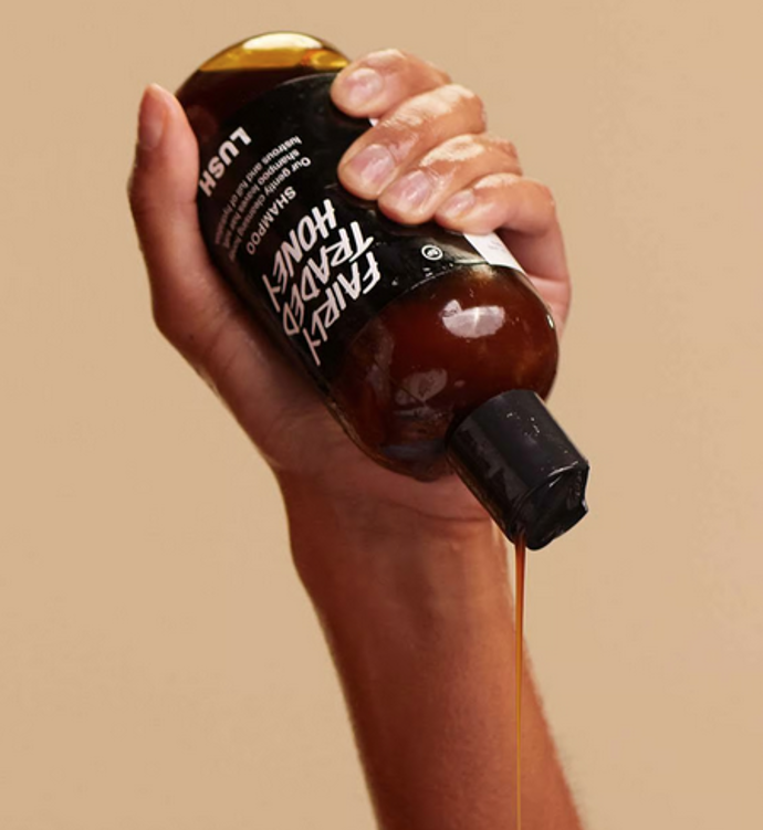 Více než polovinu tohoto šamponu Fairly Traded Honey tvoří fair trade med, který vlasy hydratuje a dodá jim lesk. 395 Kč
Více než polovinu tohoto šamponu Fairly Traded Honey tvoří fair trade med, který vlasy hydratuje a dodá jim lesk. 395 Kč