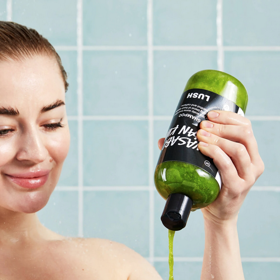 Šampon se stimulačním kořenem wasabi nastartuje vlasové folikuly a podpoří růst vlasů. Až jej budete vmasírovávat do vlasové pokožky, kombinace čerstvého křenu, kofeinového prášku a mentolových krystalků se postará o pořádnou hřejivou stimulující vzpruhu. Jemná vůně růže, gardénie a silice ze sicilských citronů zatím pozvedne vaši náladu. Ručně sklízená mořská sůl dodává na objemu a fair trade olivový olej, získávaný od ženského družstva Sindyanna v Izraeli, zlepšuje pružnost vlasového stvolu, a tím je pomáhá chránit před lámáním. 380 Kč
