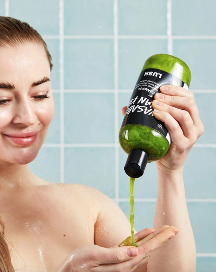 Šampon se stimulačním kořenem wasabi nastartuje vlasové folikuly a podpoří růst vlasů. Až jej budete vmasírovávat do vlasové pokožky, kombinace čerstvého křenu, kofeinového prášku a mentolových krystalků se postará o pořádnou hřejivou stimulující vzpruhu. Jemná vůně růže, gardénie a silice ze sicilských citronů zatím pozvedne vaši náladu. Ručně sklízená mořská sůl dodává na objemu a fair trade olivový olej, získávaný od ženského družstva Sindyanna v Izraeli, zlepšuje pružnost vlasového stvolu, a tím je pomáhá chránit před lámáním. 380 Kč
Šampon se stimulačním kořenem wasabi nastartuje vlasové folikuly a podpoří růst vlasů. Až jej budete vmasírovávat do vlasové pokožky, kombinace čerstvého křenu, kofeinového prášku a mentolových krystalků se postará o pořádnou hřejivou stimulující vzpruhu. Jemná vůně růže, gardénie a silice ze sicilských citronů zatím pozvedne vaši náladu. Ručně sklízená mořská sůl dodává na objemu a fair trade olivový olej, získávaný od ženského družstva Sindyanna v Izraeli, zlepšuje pružnost vlasového stvolu, a tím je pomáhá chránit před lámáním. 380 Kč