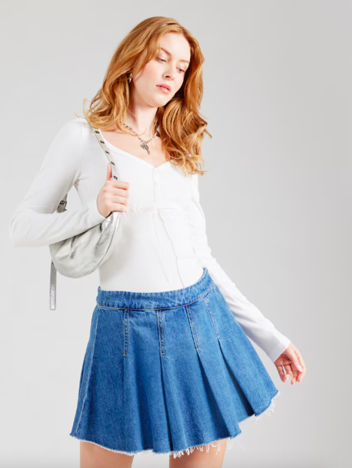HOLLISTER Tričko 689 Kč
HOLLISTER Tričko 689 Kč