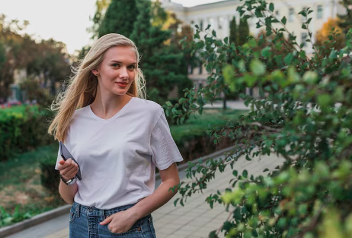 Mnoho žen řeší, co si na novou sezonu pořídit, aby šatník působil aktuálně, ale zároveň nebyl přeplněný kousky, které obléknou jen jednou. A právě tady přichází na scénu kapsulový šatník, který stojí na jednoduchých, ale promyšlených základech.
Mnoho žen řeší, co si na novou sezonu pořídit, aby šatník působil aktuálně, ale zároveň nebyl přeplněný kousky, které obléknou jen jednou. A právě tady přichází na scénu kapsulový šatník, který stojí na jednoduchých, ale promyšlených základech.
