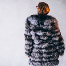 V kombinaci s jednoduchými kousky, jako jsou džíny nebo černé kalhoty, dokáže vytvořit outfit, který působí pohodlně a stylově. Pokud jej sladíte se sukní nebo šaty, posune vás na úplně jinou úroveň ženskosti a šarmu. 
