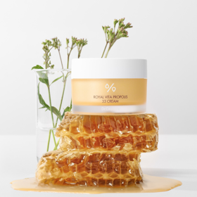 Dr. Ceuracle ROYAL VITA PROPOLIS 33 CREAM je víceúčelový projasňující krém s výtažkem z propolisu a extraktu z mateří kašičky poskytuje pleti bohatou výživu. Krém pleť vyživuje a dodává jí elasticitu. 999 Kč
