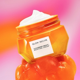 Hydratační krém GLOW RECIPE  Cloudberry Bright bohatý na antioxidanty, který poskytuje hloubkovou a dlouhotrvající hydrataci, 1220 Kč
