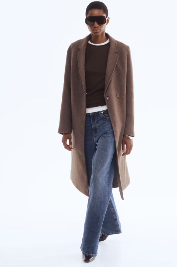 Hnědý kabát s vázacím páskem, H&M, 1199 Kč
