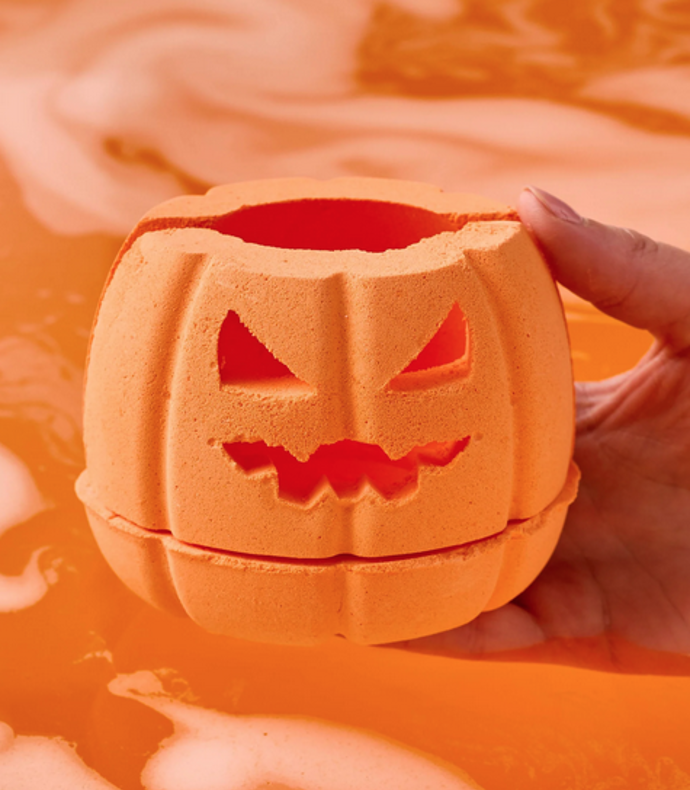 Provoněte svůj domov a pak si dopřejte koupel! Koupelová bomba The Pumpkin Tealight a aroma lampa 2 v 1, první svého druhu pro chladnější a temnější podzimní večery.

