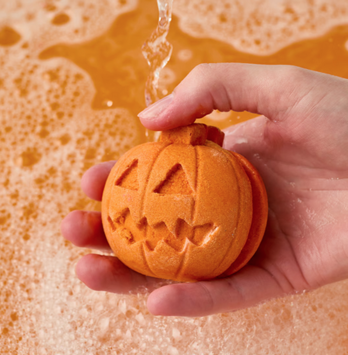 Vyhraďte si o letošním Halloweenu čas na péči o sebe – s báječně zvláčňující pěnou do koupele Pumpkin Crumble s dýňovým pyré. Dýňové pyré pomáhá zanechávat pokožku pružnou. Fair trade bambucké máslo pokožku zjemňuje a hydratuje. Citrusové esenciální oleje zlepšují náladu. 280 Kč
