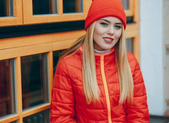 Jdete-li na kávu, do práce nebo na večerní procházku, péřová bunda se dá dnes kombinovat téměř se vším. Podle stylistů patří mezi nejlépe hodnocené prošívané péřovky s páskem v pase, které vytvářejí siluetu přesýpacích hodin.
Jdete-li na kávu, do práce nebo na večerní procházku, péřová bunda se dá dnes kombinovat téměř se vším. Podle stylistů patří mezi nejlépe hodnocené prošívané péřovky s páskem v pase, které vytvářejí siluetu přesýpacích hodin.