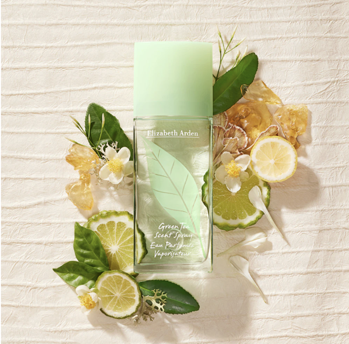 Další ikonickou vůní od Elizabeth Arden je Green Tea. Poprvé byl uveden na trh v roce 1999 a od té doby patří k nejoblíbenějším vůbec. Je jemný a svěží, přesto výrazný a tóny zeleného čaje v kombinaci s citrusy zklidňují mysl a dodávají tělu energii.
Další ikonickou vůní od Elizabeth Arden je Green Tea. Poprvé byl uveden na trh v roce 1999 a od té doby patří k nejoblíbenějším vůbec. Je jemný a svěží, přesto výrazný a tóny zeleného čaje v kombinaci s citrusy zklidňují mysl a dodávají tělu energii.