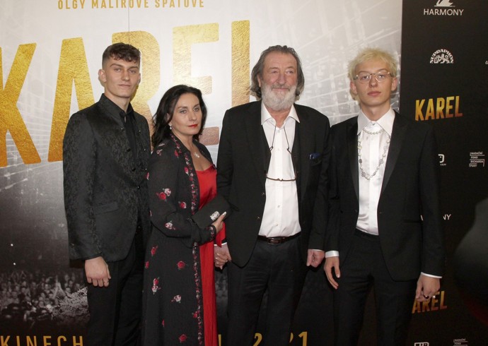 Maminka Marcela, táta Bolek, Jenda a bratr František Antonín
Maminka Marcela, táta Bolek, Jenda a bratr František Antonín
