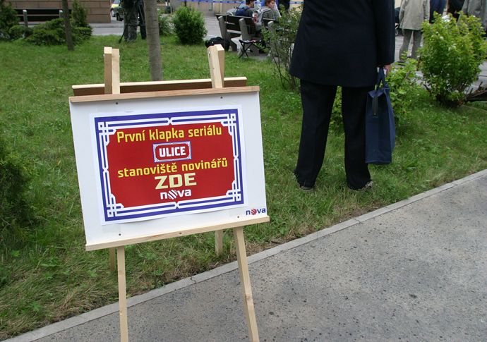 Nekonečný seriál Ulice sleduje dramatické osudy několika spřátelených rodin žijících v sousedství
