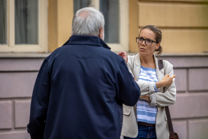 Nekonečný seriál Ulice sleduje dramatické osudy několika spřátelených rodin žijících v sousedství

