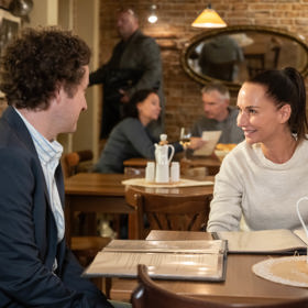 Nekonečný seriál Ulice sleduje dramatické osudy několika spřátelených rodin žijících v sousedství
