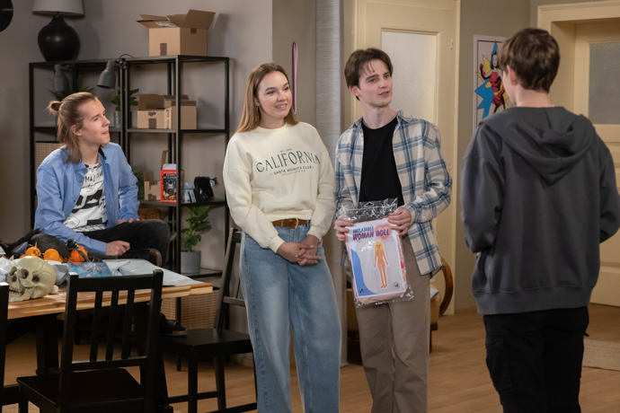 Nekonečný seriál Ulice sleduje dramatické osudy několika spřátelených rodin žijících v sousedství
