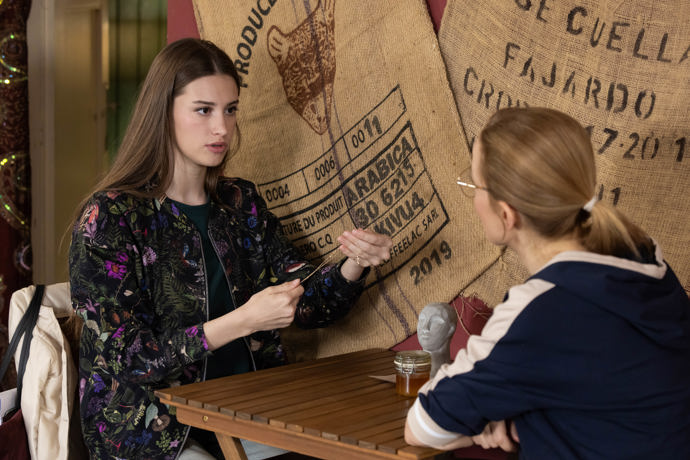 Nekonečný seriál Ulice sleduje dramatické osudy několika spřátelených rodin žijících v sousedství
