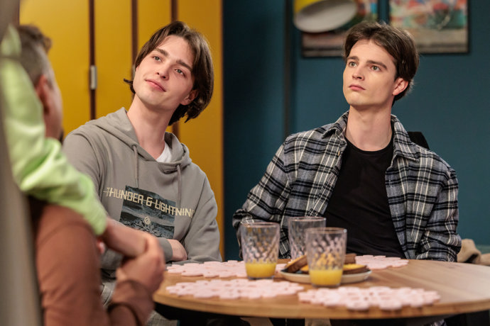 Nekonečný seriál Ulice sleduje dramatické osudy několika spřátelených rodin žijících v sousedství
