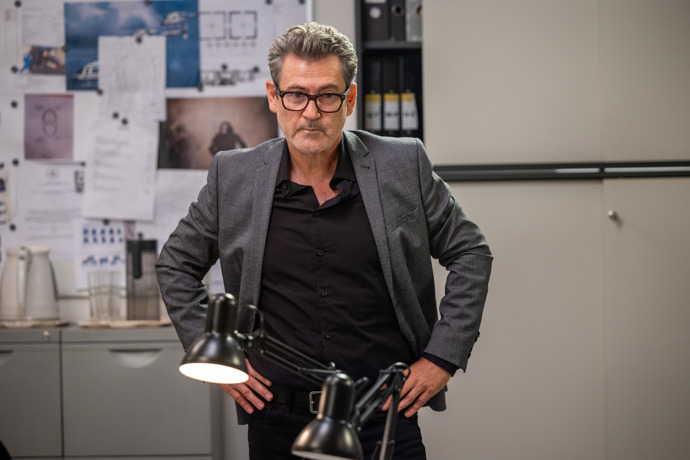 Nekonečný seriál Ulice sleduje dramatické osudy spřátelených rodin žijících v sousedství
