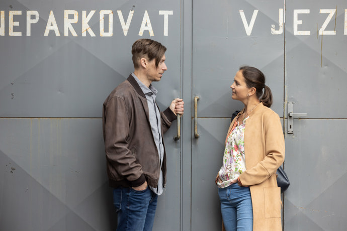 Nekonečný seriál Ulice sleduje dramatické osudy spřátelených rodin žijících v sousedství
