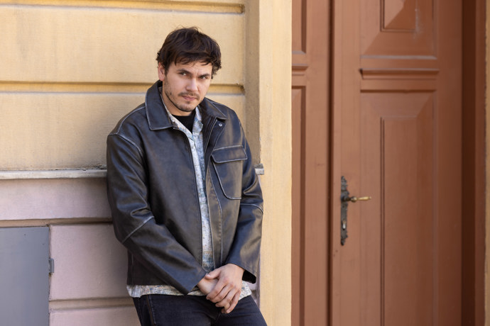 Nekonečný seriál Ulice sleduje dramatické osudy spřátelených rodin žijících v sousedství

