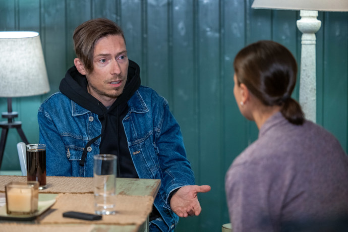 Nekonečný seriál Ulice sleduje dramatické osudy několika spřátelených rodin žijících v sousedství
Nekonečný seriál Ulice sleduje dramatické osudy několika spřátelených rodin žijících v sousedství