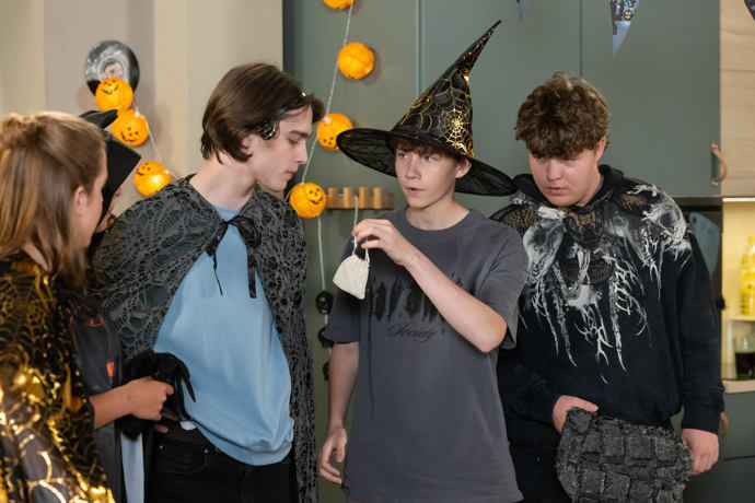 Nekonečný seriál Ulice sleduje dramatické osudy několika spřátelených rodin žijících v sousedství
Nekonečný seriál Ulice sleduje dramatické osudy několika spřátelených rodin žijících v sousedství