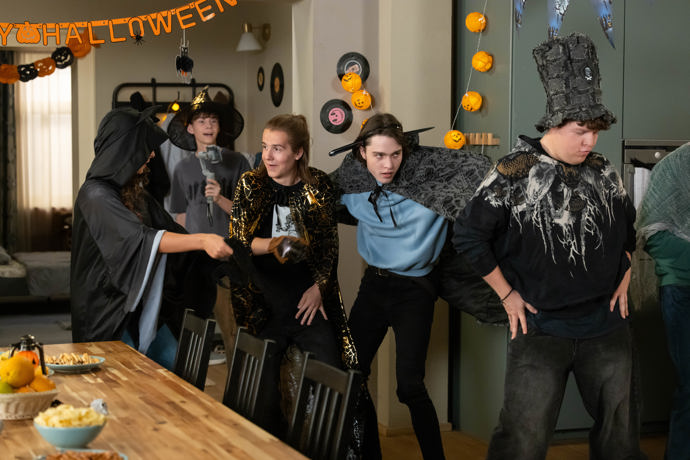 Nekonečný seriál Ulice sleduje dramatické osudy několika spřátelených rodin žijících v sousedství
Nekonečný seriál Ulice sleduje dramatické osudy několika spřátelených rodin žijících v sousedství