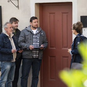 Nekonečný seriál Ulice sleduje dramatické osudy několika spřátelených rodin žijících v sousedství
