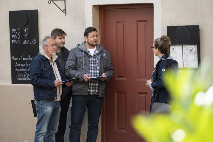 Nekonečný seriál Ulice sleduje dramatické osudy několika spřátelených rodin žijících v sousedství
Nekonečný seriál Ulice sleduje dramatické osudy několika spřátelených rodin žijících v sousedství
