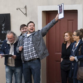 Nekonečný seriál Ulice sleduje dramatické osudy několika spřátelených rodin žijících v sousedství
