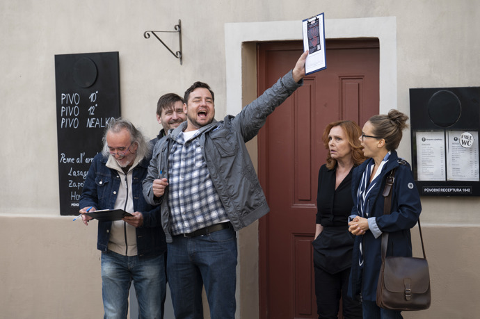 Nekonečný seriál Ulice sleduje dramatické osudy několika spřátelených rodin žijících v sousedství
Nekonečný seriál Ulice sleduje dramatické osudy několika spřátelených rodin žijících v sousedství
