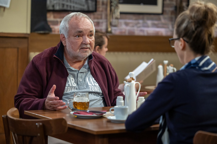 Nekonečný seriál Ulice sleduje dramatické osudy několika spřátelených rodin žijících v sousedství
Nekonečný seriál Ulice sleduje dramatické osudy několika spřátelených rodin žijících v sousedství