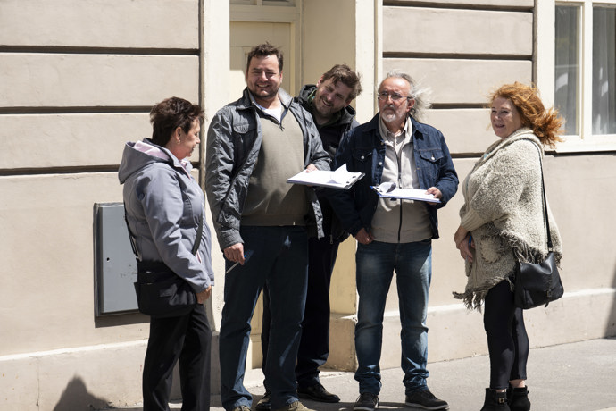 Nekonečný seriál Ulice sleduje dramatické osudy několika spřátelených rodin žijících v sousedství
Nekonečný seriál Ulice sleduje dramatické osudy několika spřátelených rodin žijících v sousedství