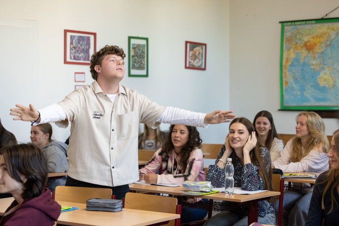 Nekonečný seriál Ulice sleduje dramatické osudy několika spřátelených rodin žijících v sousedství
Nekonečný seriál Ulice sleduje dramatické osudy několika spřátelených rodin žijících v sousedství
