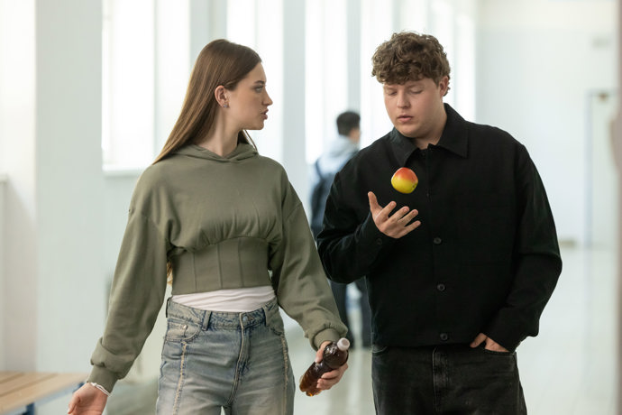 Nekonečný seriál Ulice sleduje dramatické osudy několika spřátelených rodin žijících v sousedství
Nekonečný seriál Ulice sleduje dramatické osudy několika spřátelených rodin žijících v sousedství