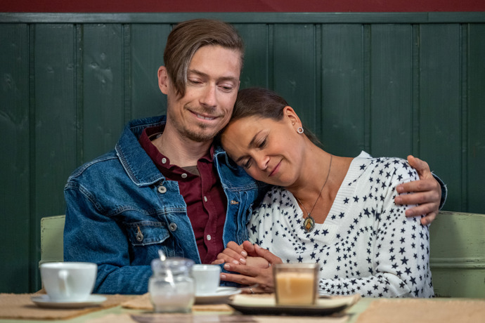 Nekonečný seriál Ulice sleduje dramatické osudy několika spřátelených rodin žijících v sousedství
Nekonečný seriál Ulice sleduje dramatické osudy několika spřátelených rodin žijících v sousedství