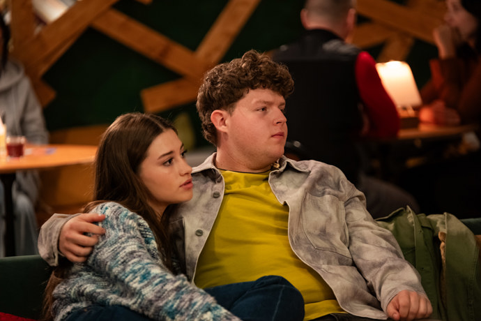 Nekonečný seriál Ulice sleduje dramatické osudy několika spřátelených rodin žijících v sousedství
