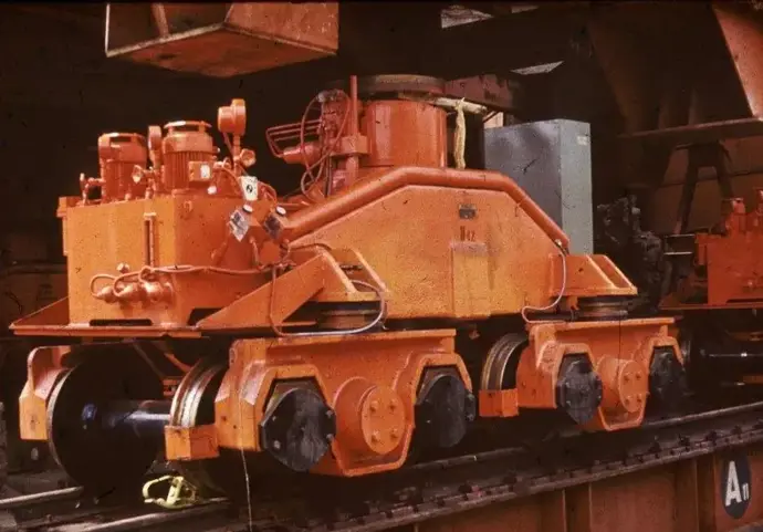 Chrám se pohyboval pomocí 53 transportních vozíků vyrobených Škodou Plzeň.
Chrám se pohyboval pomocí 53 transportních vozíků vyrobených Škodou Plzeň.